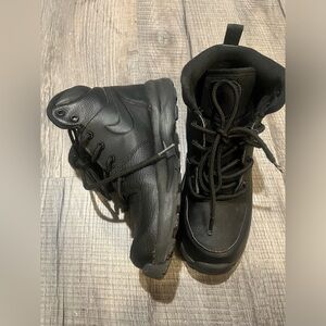 Boys Black Nike Manoa boot size 2.5